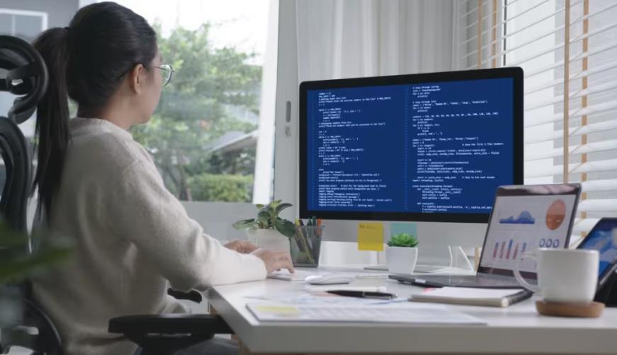 琼结县软件开发公司实战建议:网站赋能,为何必须接入支持机器人?